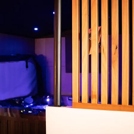 & Ξενοδοχείο *